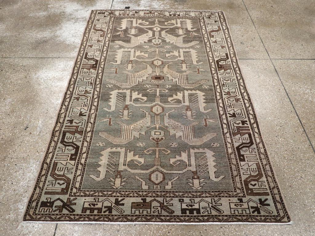 Un tapis d'accent persan Malayer vintage. Certains Malayer sont délicatement détaillés, tandis que d'autres présentent des motifs audacieux. C'est l'une de ces dernières, avec un motif ascendant de feuilles géantes dentelées en forme de bande de