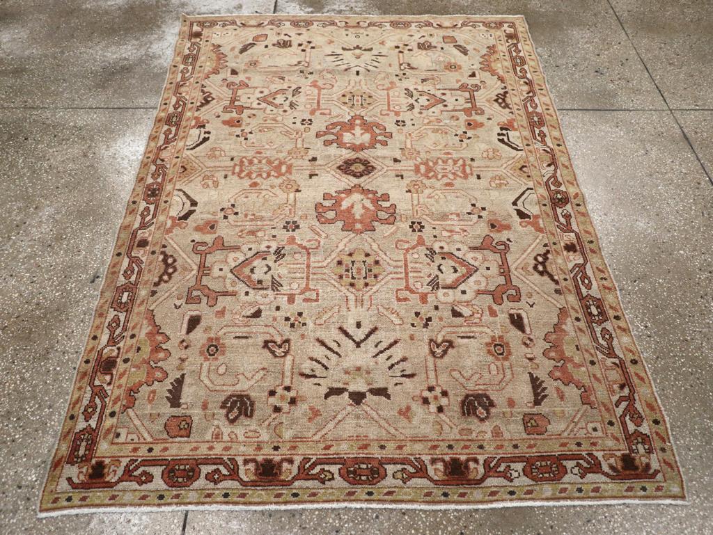 Un tapis d'accent persan Malayer vintage. Des palmettes simples et déchiquetées, des palmettes bicolores plus grandes et d'autres encore avec des pétales ivoires carrés décorent le champ de sable abrasé de cette dispersion rustique de l'ouest de la