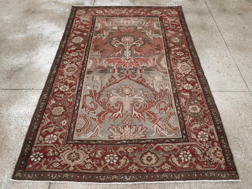 Un tapis d'accent persan Malayer vintage. De grandes feuilles d'acanthe vigoureuses, des rosettes en forme de sucette et des palmettes aplaties et déchiquetées sont répétées deux fois sur le champ bifurqué et abrasé en gris tourterelle et en
