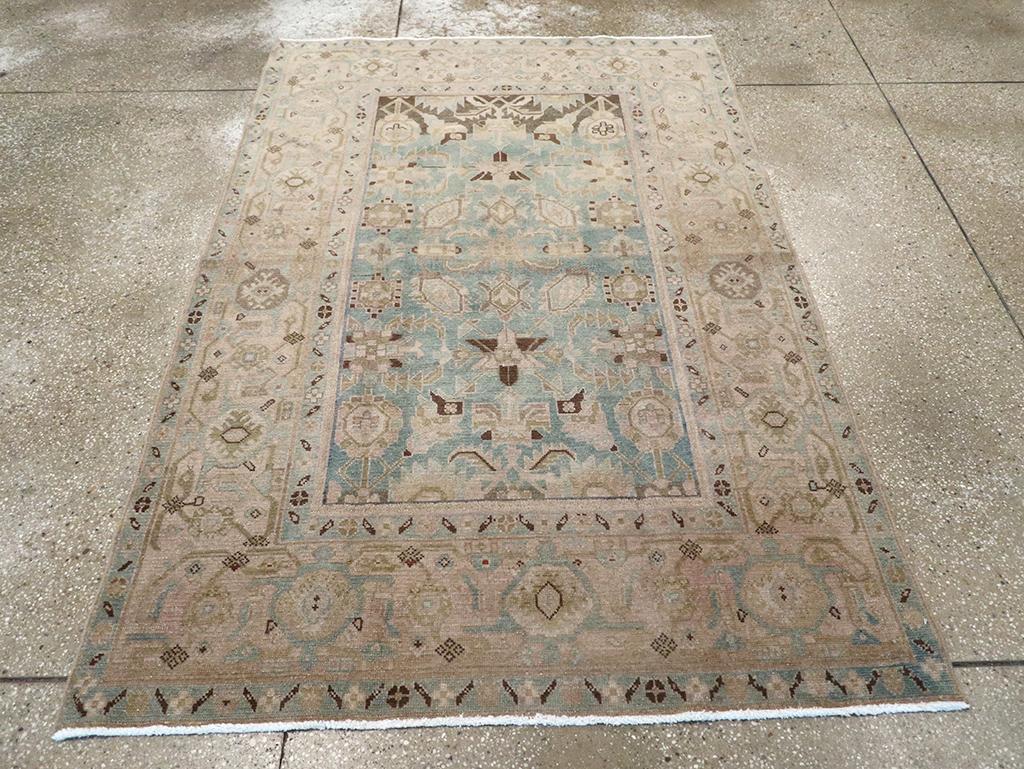 Un tapis d'accent persan Malayer vintage. Ce motif populaire de Malayer, composé d'octogones, de palmettes rhomboïdales inclinées et de feuilles de poisson dentelées, apparaît sur un petit champ bleu-gris clair qui s'abrase à l'une de ses extrémités
