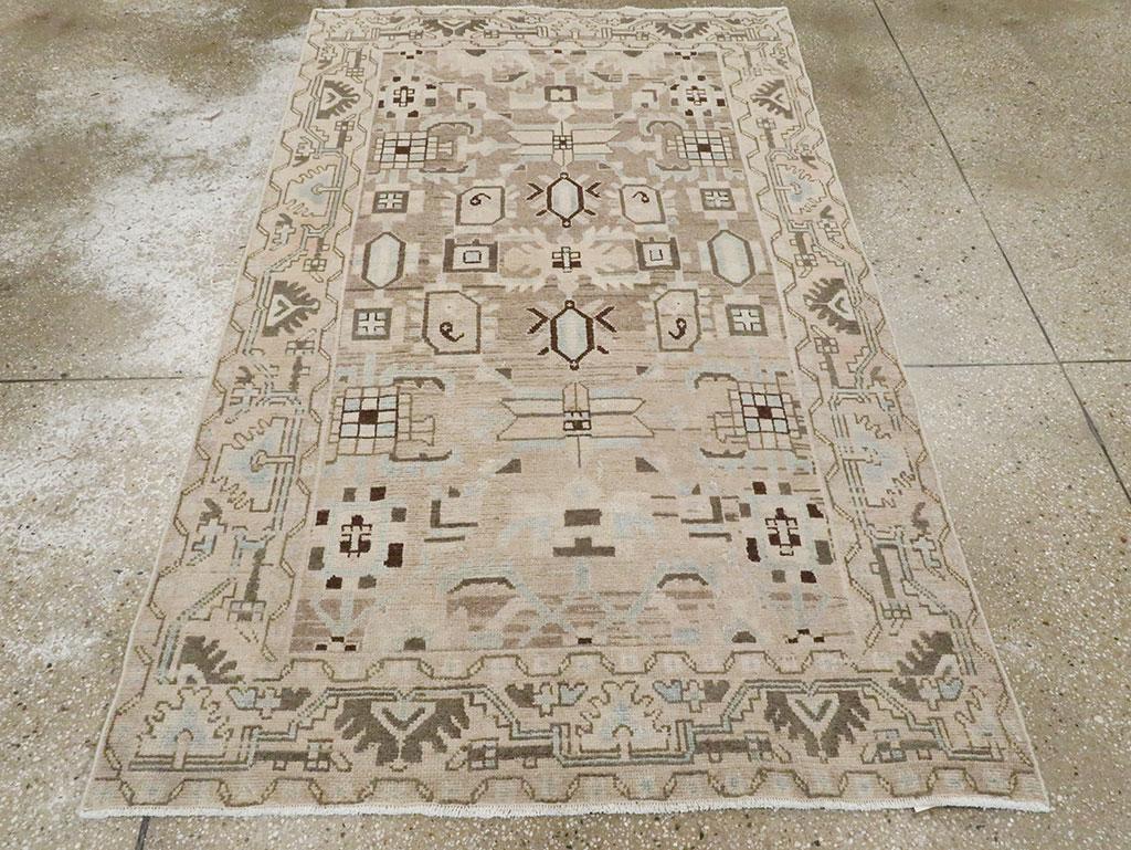 ¡Probablemente nuestro tipo de diseño Malayer favorito! El campo marrón de esta dispersión aldeana muestra un patrón centralizado de estrellas, muestreadores de color cuadrados, octógonos, cuadrados anidados, hexágonos con pestañas y hojas