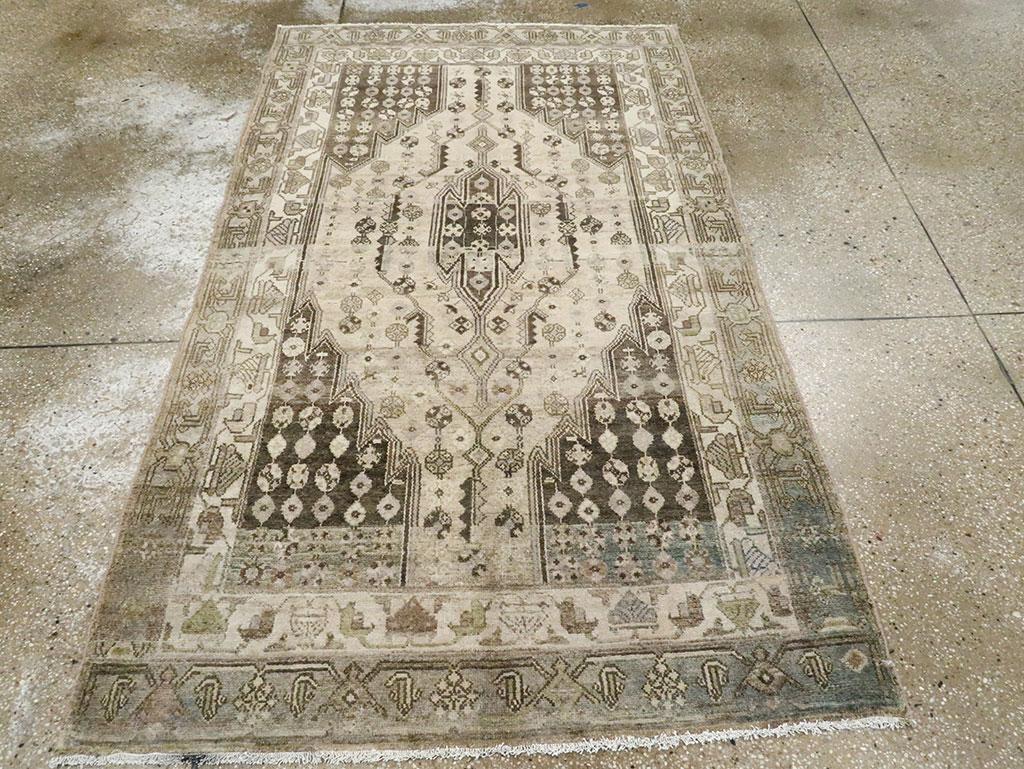 Una alfombra de acento persa Malayer vintage hecha a mano a mediados del siglo XX.

Medidas: 4' 0