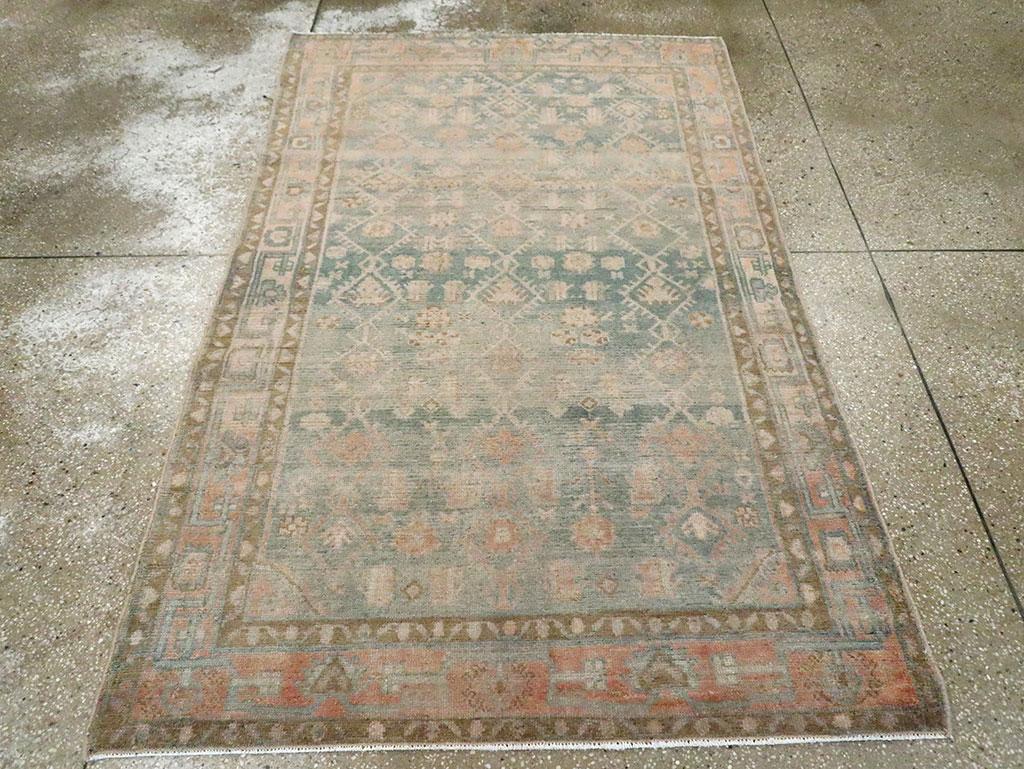 Ein alter persischer Malayer-Akzentteppich, handgefertigt in der Mitte des 20. Jahrhunderts.

Maße: 4' 2