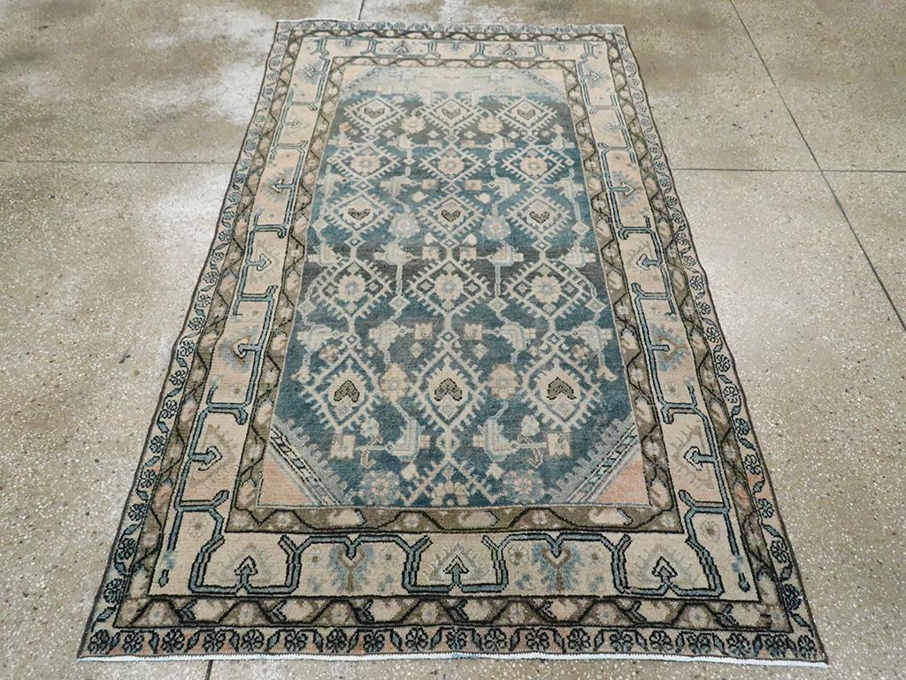 Ein alter persischer Malayer-Akzentteppich, handgefertigt in der Mitte des 20. Jahrhunderts.

Maße: 4' 2