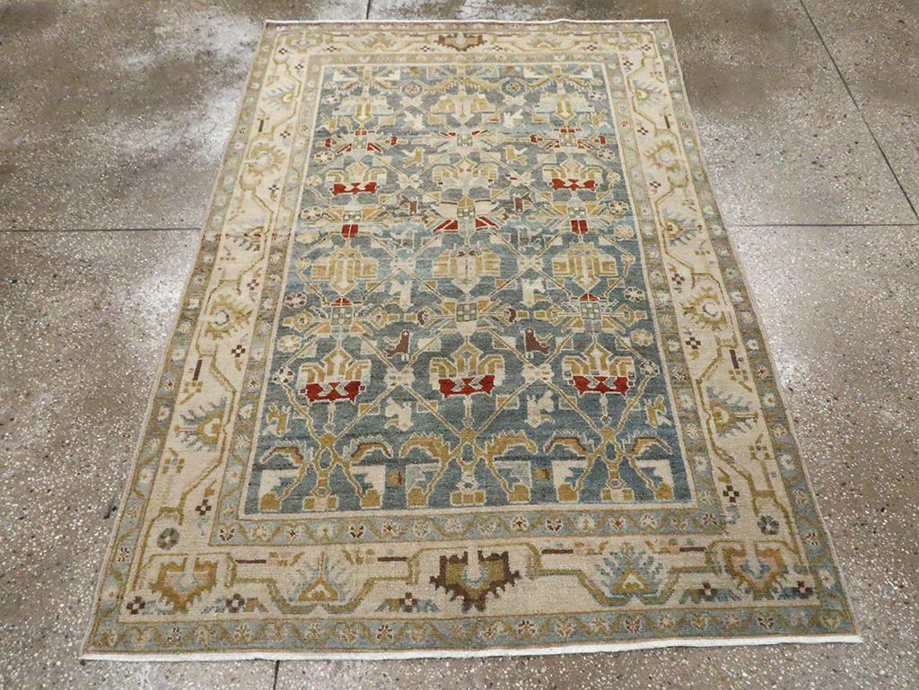 Ein alter persischer Malayer-Akzentteppich, handgefertigt in der Mitte des 20. Jahrhunderts.

Maße: 4' 3