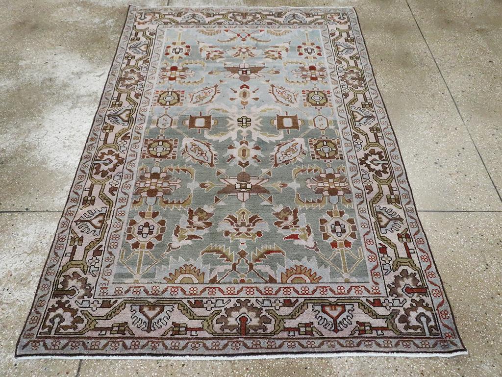 Ein alter persischer Malayer-Akzentteppich, handgefertigt in der Mitte des 20. Jahrhunderts.

Maße: 4' 3