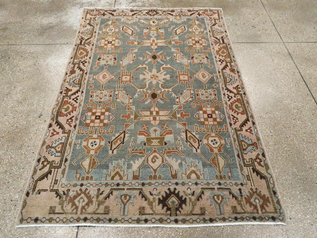 Ein alter persischer Malayer-Akzentteppich, handgefertigt in der Mitte des 20. Jahrhunderts.

Maße: 4' 3