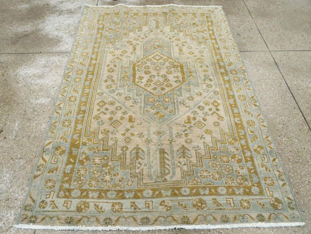 Un vello di lana con nodi simmetrici su una base di cotone. In uno stile che ricorda vagamente il Mazlagan, il tappeto presenta un campo di sabbia paglierina con un sottocampo esagonale delimitato, centrato da un esagono ecru incastonato in un
