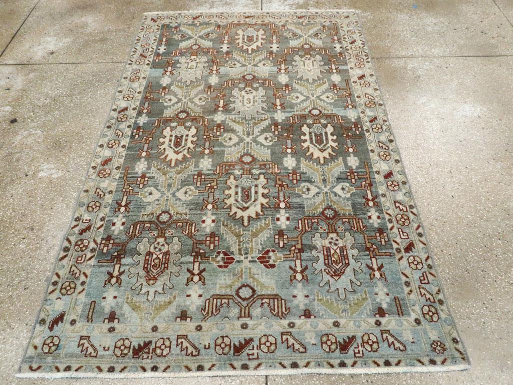 Ein Wollflor mit symmetrischen Knoten auf einer Baumwollunterlage. Auf dem scharf abgetragenen Schiefergrund befinden sich drei ähnliche Säulen mit einseitig aufsteigenden, zackigen Palmetten, die sich mit großen X abwechseln, die von vier