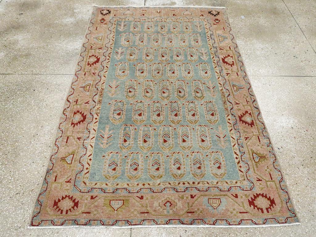 Ein alter persischer Malayer-Akzentteppich, handgefertigt in der Mitte des 20. Jahrhunderts.

Maße: 4' 3