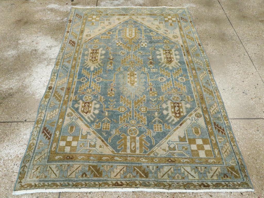 Ein Wollflor mit symmetrischen Knoten auf einer Baumwollunterlage. Das sechseckige Schieferfeld enthält drei Säulen mit zerklüfteten Palmetten, die leicht von denen auf unserer Nummer 28656 stilisiert sind. Diese Palmetten steigen weiter an, werden