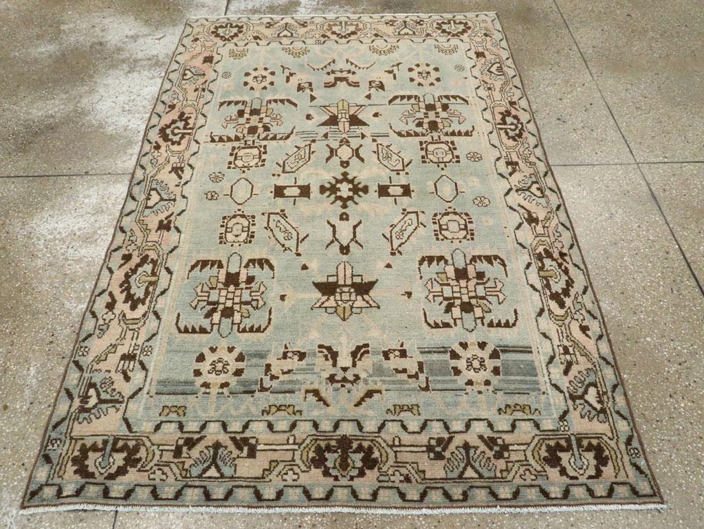 Ein alter persischer Malayer-Akzentteppich, handgefertigt in der Mitte des 20. Jahrhunderts.

Maße: 4' 4