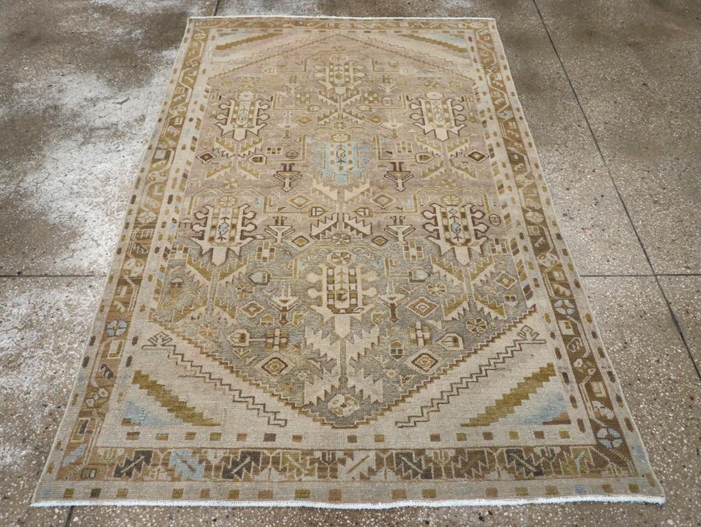 Ein alter persischer Malayer-Akzentteppich, handgefertigt in der Mitte des 20. Jahrhunderts.

Maße: 4' 4