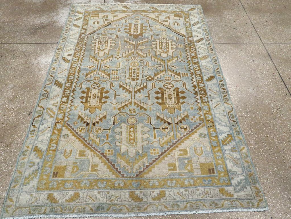 Ein alter persischer Malayer-Akzentteppich, handgefertigt in der Mitte des 20. Jahrhunderts.

Maße: 4' 4