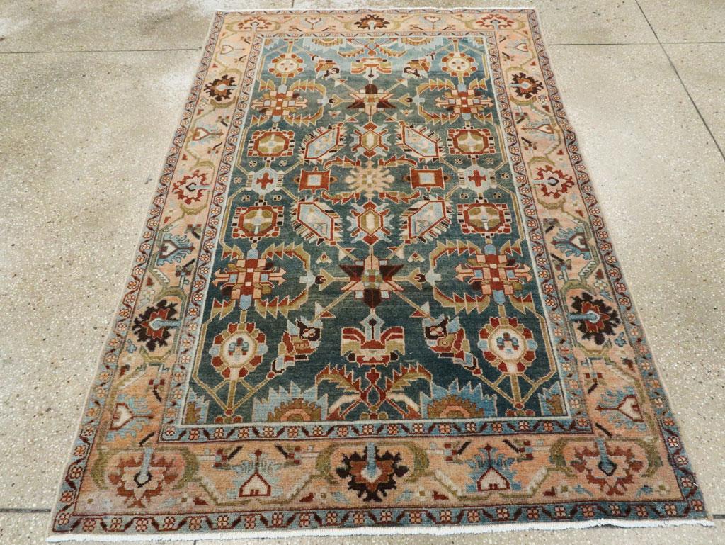 Ein alter persischer Malayer-Akzentteppich, handgefertigt in der Mitte des 20. Jahrhunderts.

Maße: 4' 4