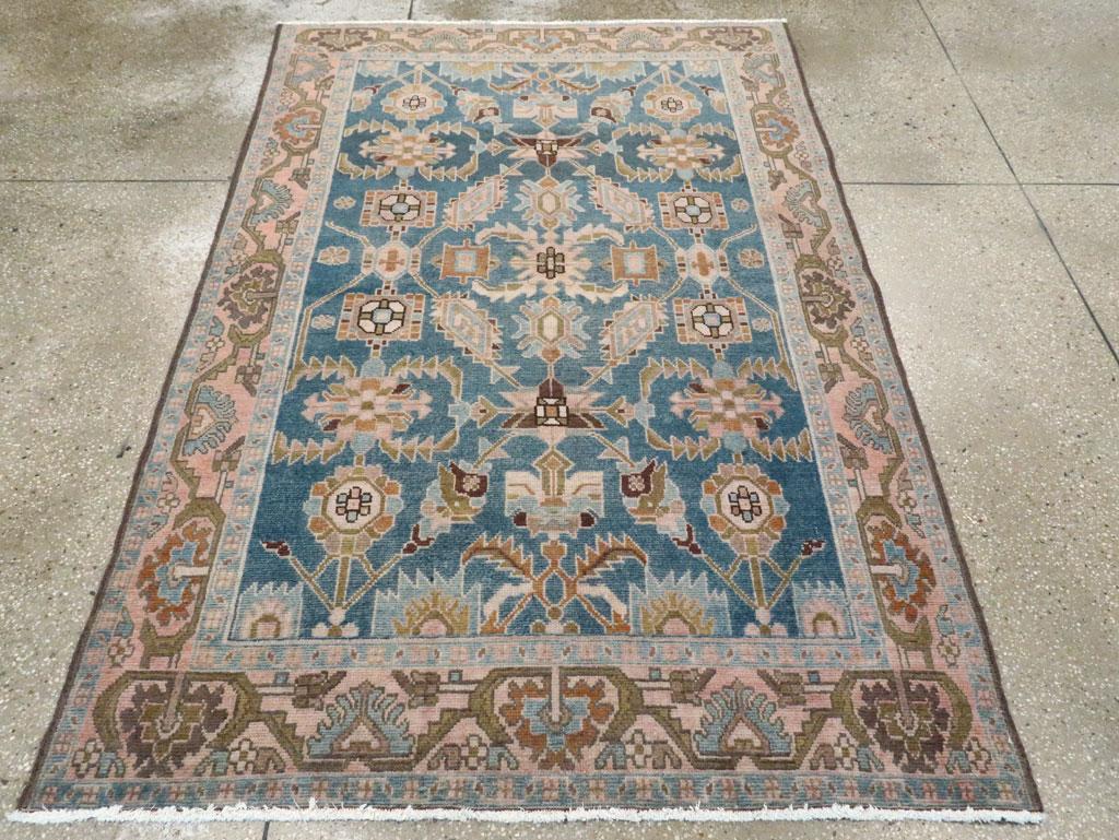 Ein alter persischer Malayer-Akzentteppich, handgefertigt in der Mitte des 20. Jahrhunderts.

Maße: 4' 4