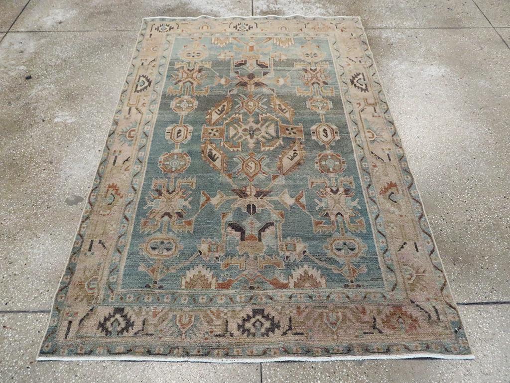 Ein alter persischer Malayer-Akzentteppich, handgefertigt in der Mitte des 20. Jahrhunderts.

Maße: 4' 4