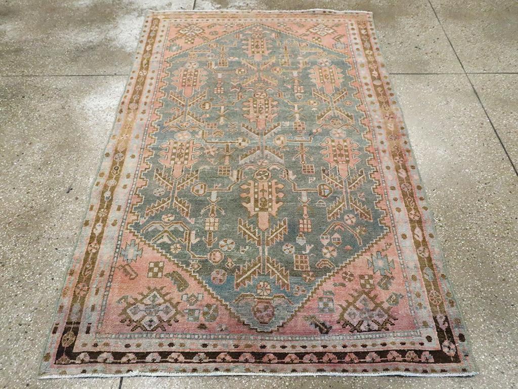 Un tappeto d'accento persiano vintage Malayer realizzato a mano nella metà del XX secolo.

Misure: 4' 4