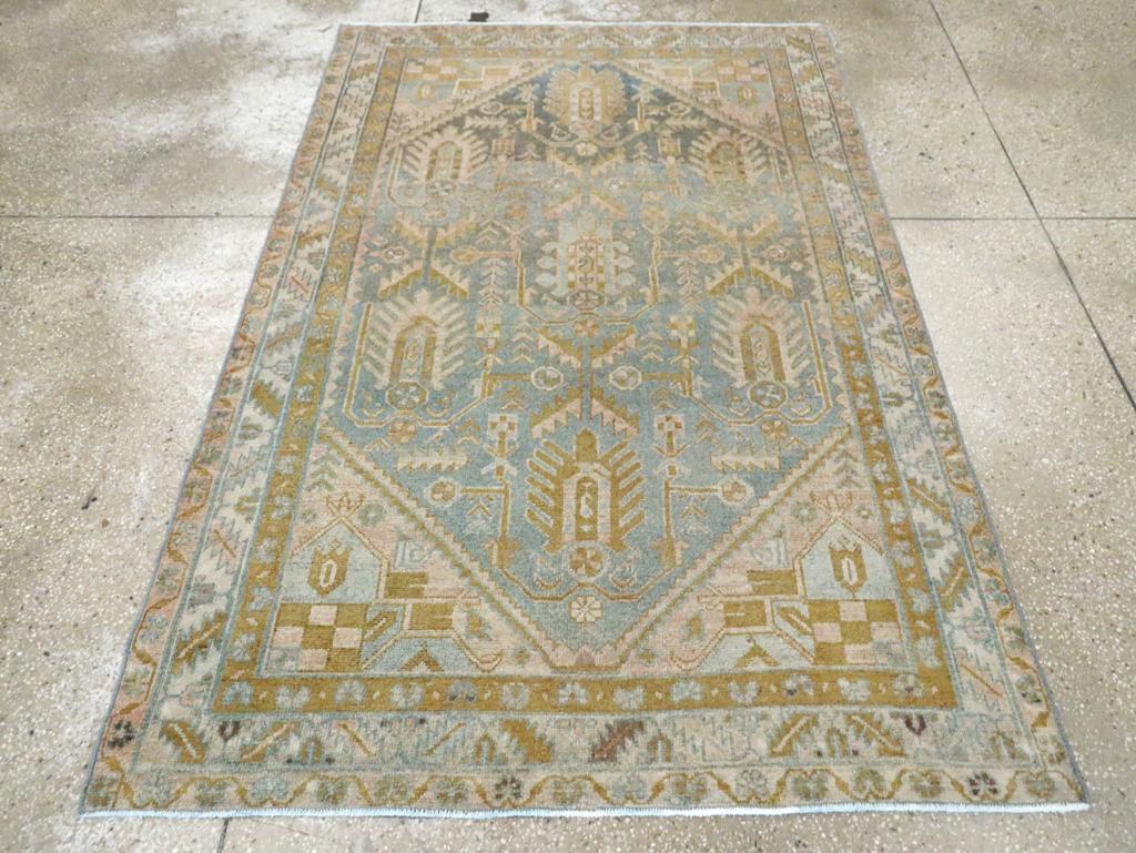 Un tappeto d'accento persiano vintage Malayer realizzato a mano nella metà del XX secolo.

Misure: 4' 4