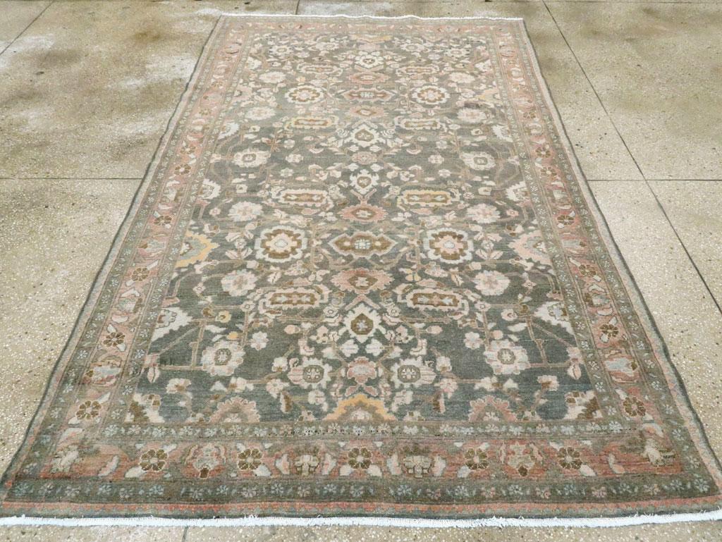 Dieser schiefergrundige Malayer-Teppich im Mahal-Stil ist mit geschichteten Rosetten, Weinreben, stachelbewehrten, faulen Botehs, kleinen zackigen Palmetten und spitzen Kartuschen um eine zentrale Rosette herum kunstvoll gezeichnet. Hellbraune