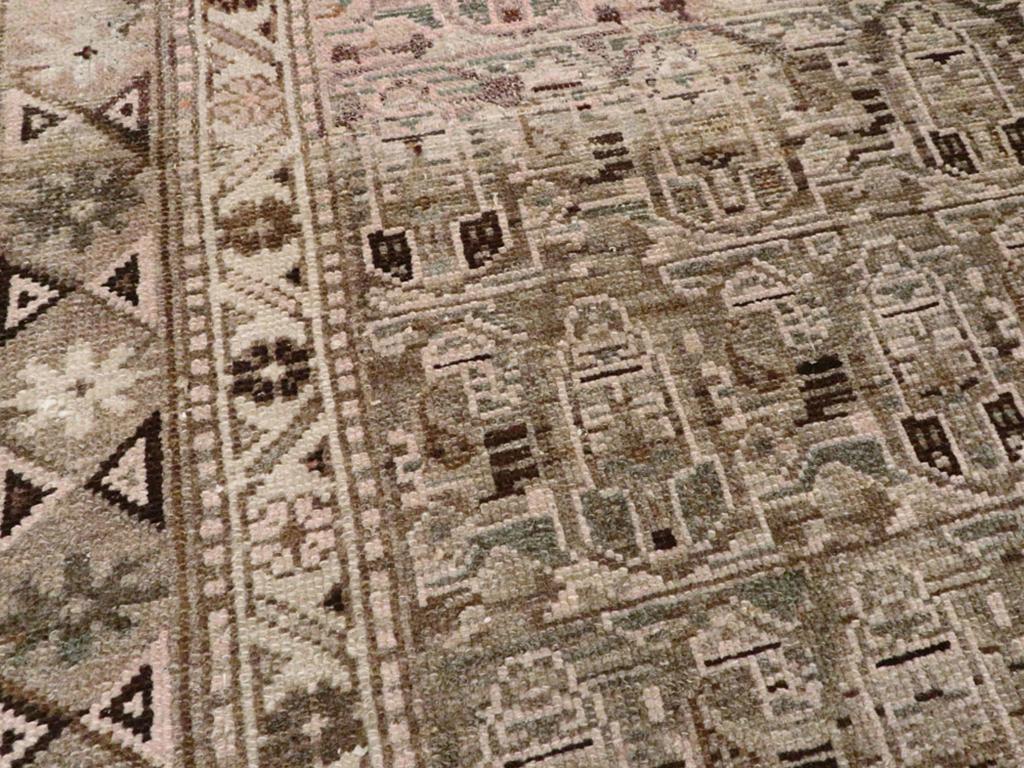 Mitte des 20. Jahrhunderts Persisch Malayer Akzentteppich (Handgeknüpft) im Angebot