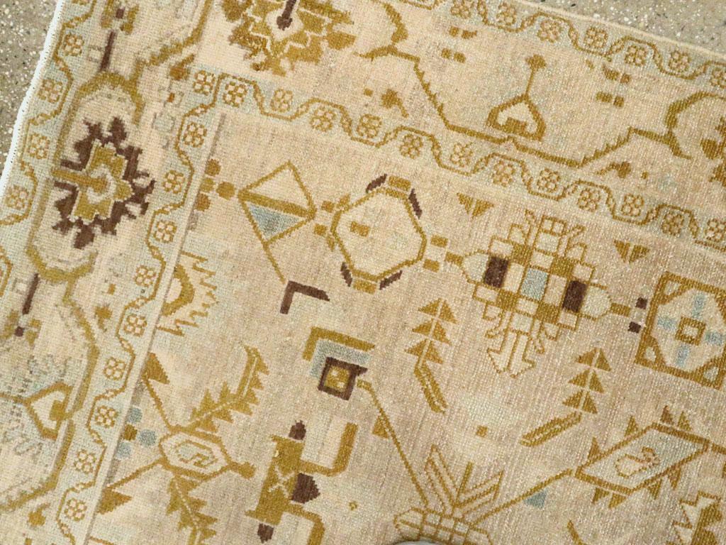 Mitte des 20. Jahrhunderts Persisch Malayer Akzentteppich im Zustand „Hervorragend“ im Angebot in New York, NY