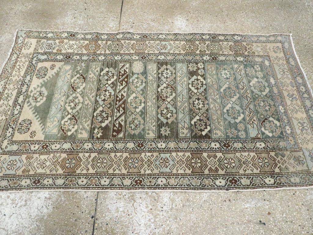 Alfombra de acento persa Malayer de mediados del siglo XX Anudado a mano en venta