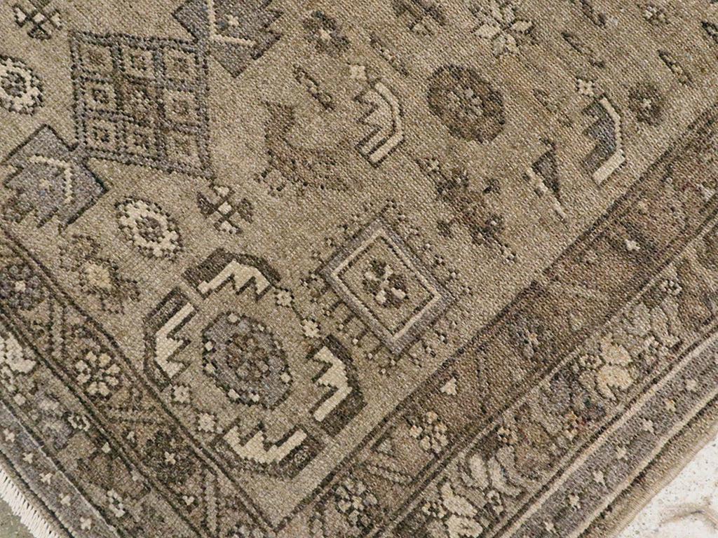 Alfombra de acento persa Malayer de mediados del siglo XX Anudado a mano en venta
