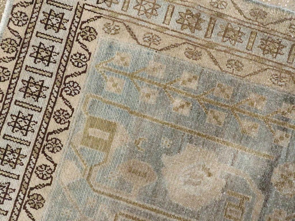Mitte des 20. Jahrhunderts Persisch Malayer Akzentteppich im Zustand „Hervorragend“ im Angebot in New York, NY