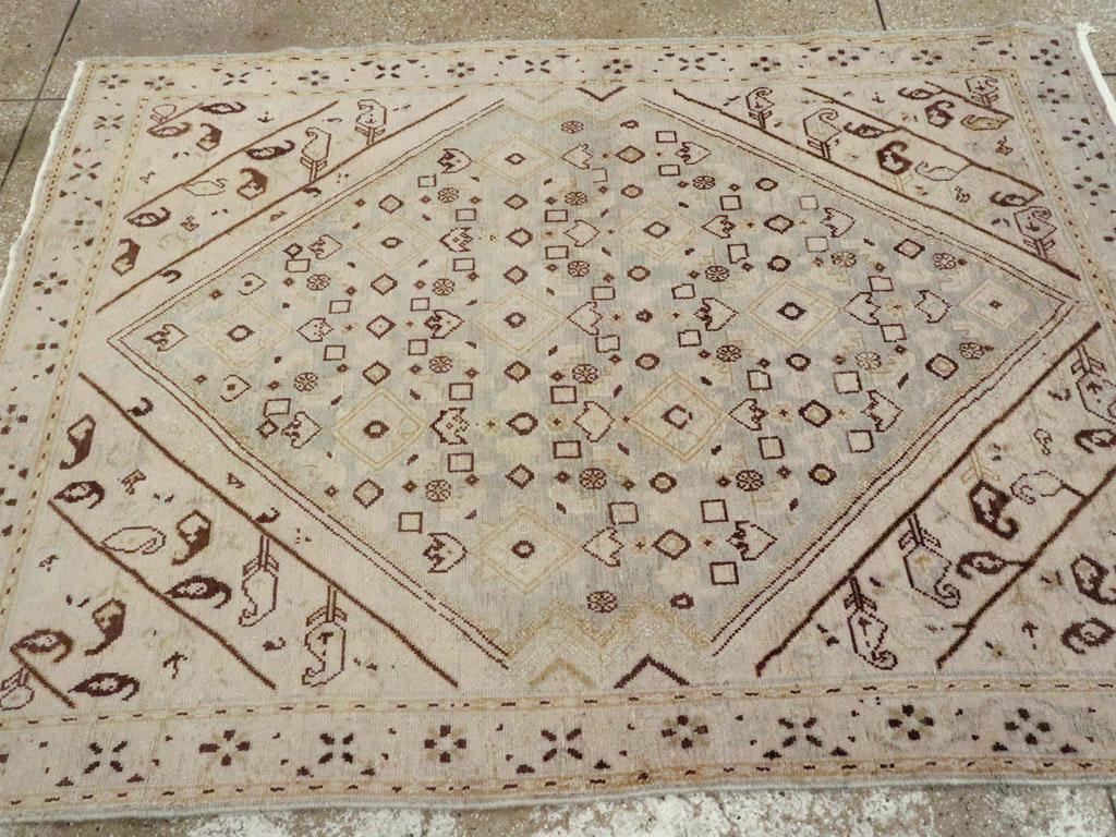Alfombra de acento persa Malayer de mediados del siglo XX en Excelente estado para la venta en New York, NY