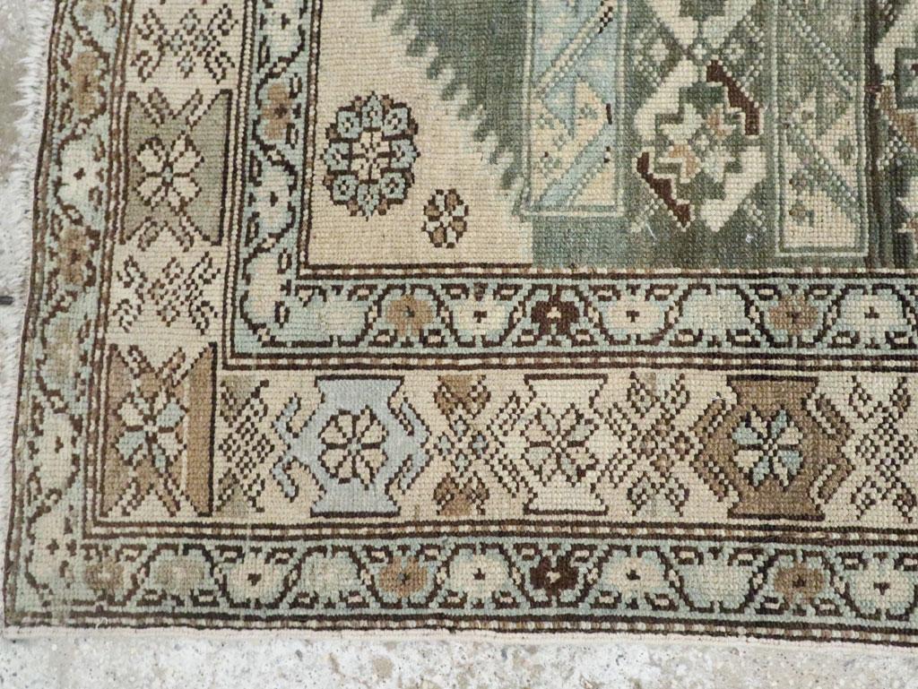 Alfombra de acento persa Malayer de mediados del siglo XX en Excelente estado para la venta en New York, NY