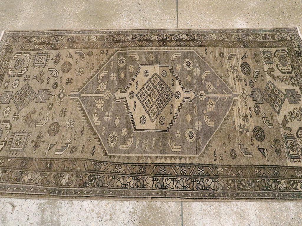 Alfombra de acento persa Malayer de mediados del siglo XX en Excelente estado para la venta en New York, NY