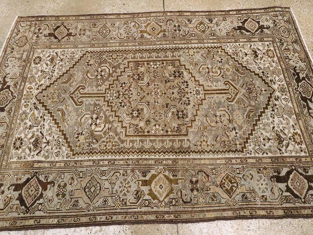 Tapis persan Malayer d'accentuation du milieu du 20e siècle Excellent état - En vente à New York, NY