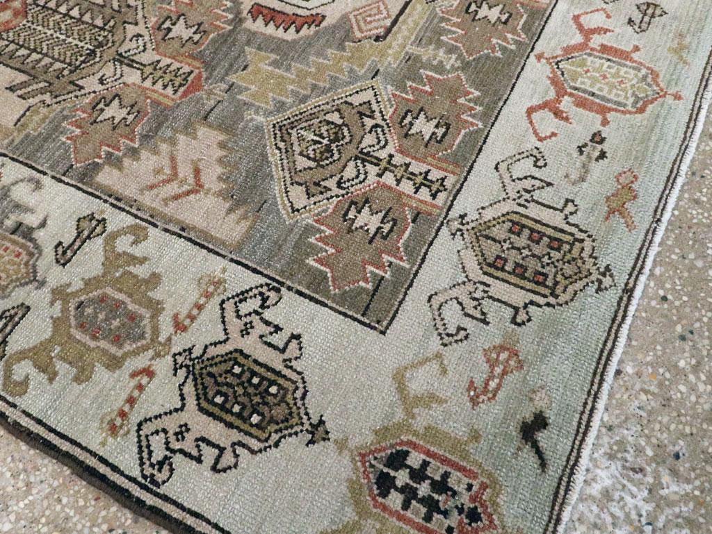 Tapis persan Malayer d'accentuation du milieu du 20e siècle Excellent état - En vente à New York, NY
