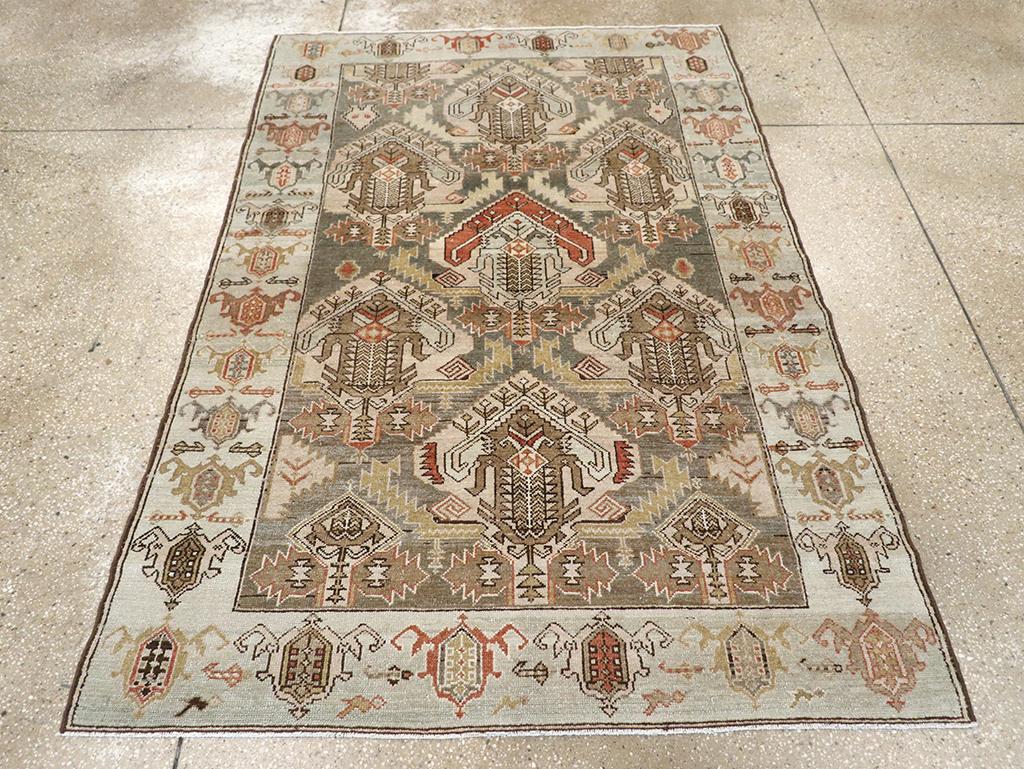 Un tappeto d'accento persiano vintage Malayer. Il campo marrone ben nascosto e abraso mostra tre colonne a mezza goccia di palmette in un disegno unidirezionale. Paglia, avorio, rosso-marrone, albicocca bruciata e avorio sono tra le tonalità dei