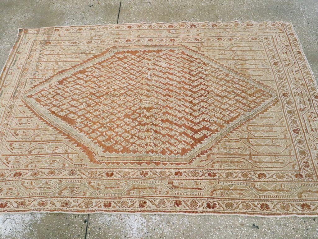 Tapis persan Malayer d'accentuation du milieu du 20e siècle Excellent état - En vente à New York, NY
