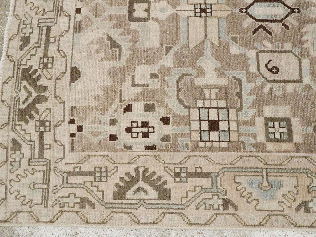 Alfombra de acento persa Malayer de mediados del siglo XX en Excelente estado para la venta en New York, NY