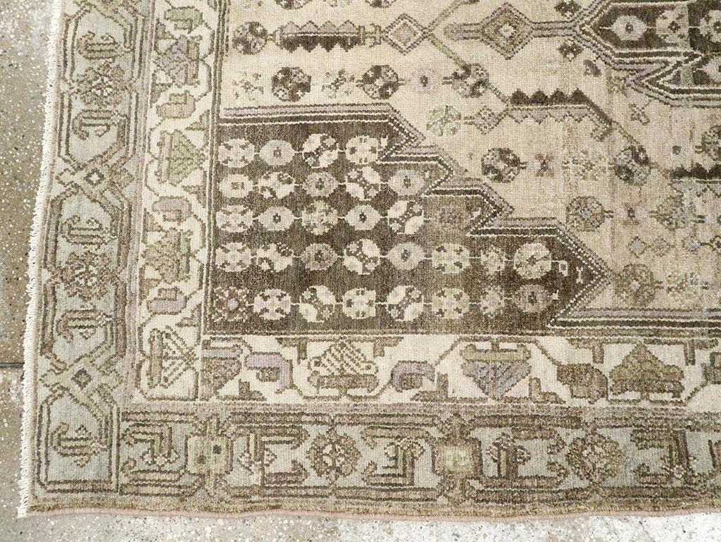 Alfombra de acento persa Malayer de mediados del siglo XX en Excelente estado para la venta en New York, NY