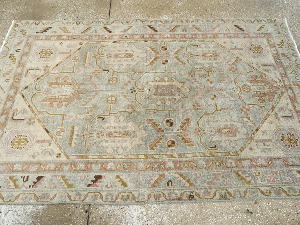 Tapis persan Malayer d'accentuation du milieu du 20e siècle Excellent état - En vente à New York, NY