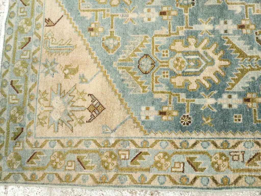Tapis persan Malayer d'accentuation du milieu du 20e siècle Excellent état - En vente à New York, NY