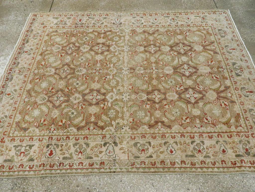 Mid-20th Century Persian Malayer Accent Rug im Zustand „Hervorragend“ im Angebot in New York, NY