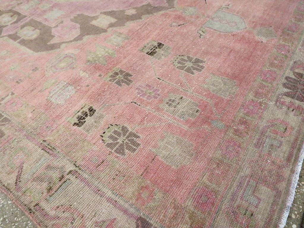 Mid-20th Century Persian Malayer Accent Rug (20. Jahrhundert) im Angebot