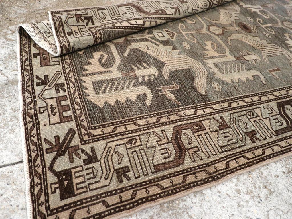 Tapis persan Malayer d'accentuation du milieu du 20e siècle en vente 1
