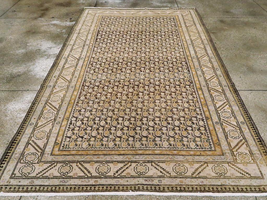 Ein alter persischer Malayer Gallery Teppich. Das schokoladenfarbene Feld dieses rustikalen westpersischen Kellegis zeigt ein geometrisches, kleines Boteh-Muster und ähnlich eckige, facettierte Ranken in einem Bordürensystem, in dessen Zentrum eine