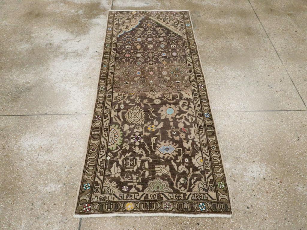 Ein alter persischer Malayer-Teppich. Dieses lange Mustertuch aus dem Malayer-Distrikt in Westpersien zeigt ein kleines Herati-Muster, ein kühneres, zerklüftetes Palmetten- und ein gebrochenes Stängelmuster sowie gestufte und gezackte Ecken. Der
