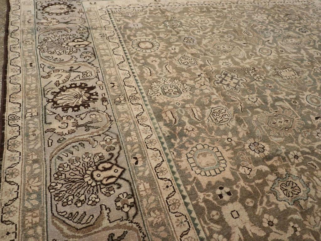 Persischer quadratischer Malayer-Teppich in Khaki und Lila aus der Mitte des 20. Jahrhunderts (Rustikal) im Angebot