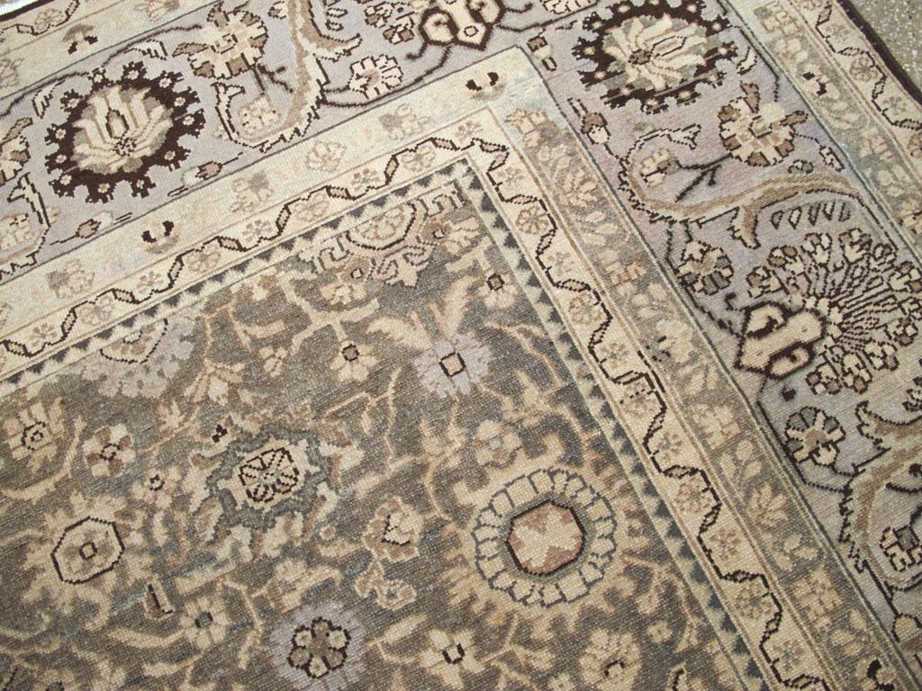 XX secolo Tappeto persiano Malayer quadrato della metà del 20° secolo, di colore cachi e viola, per una stanza di dimensioni ridotte in vendita