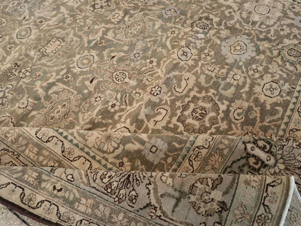 Persischer quadratischer Malayer-Teppich in Khaki und Lila aus der Mitte des 20. Jahrhunderts im Angebot 1