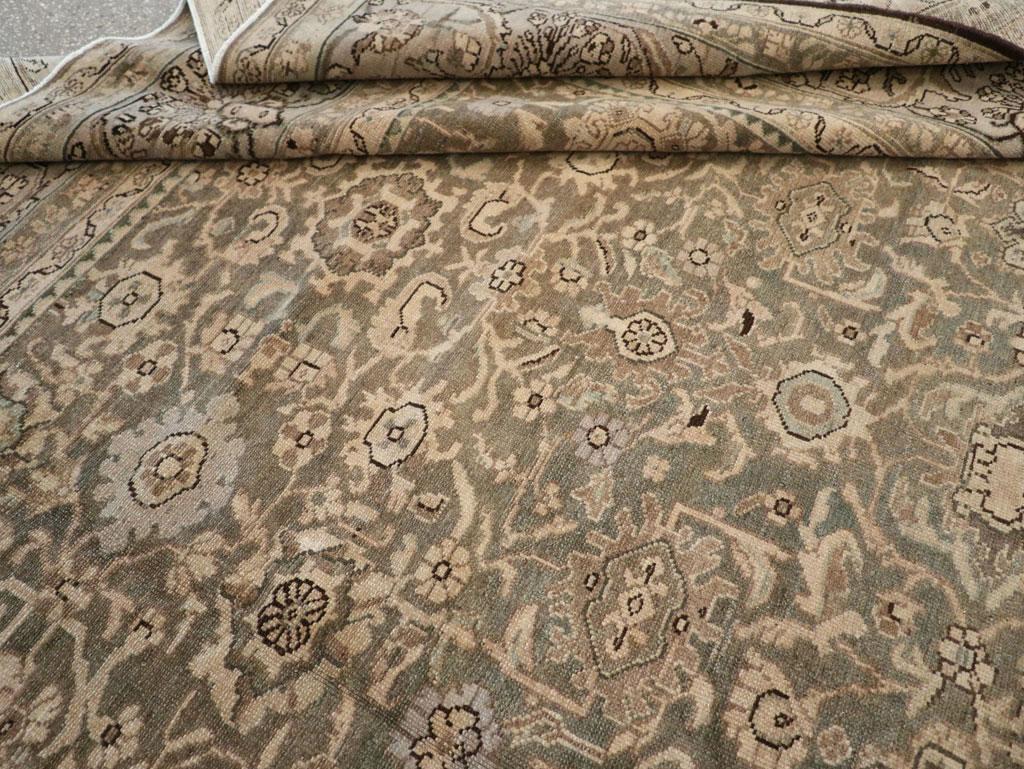 Persischer quadratischer Malayer-Teppich in Khaki und Lila aus der Mitte des 20. Jahrhunderts im Angebot 2