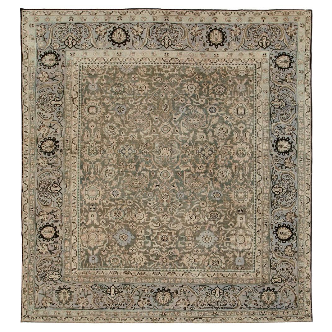Tapis persan Malayer carré du milieu du 20e siècle de taille standard en kaki et violet